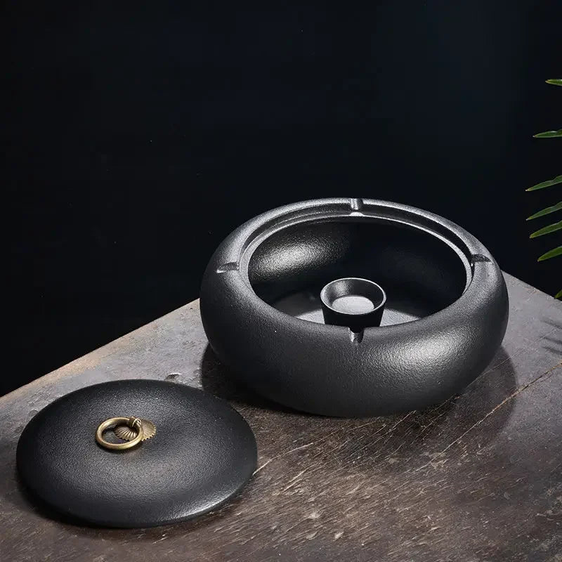 Creative Black Matte Ceramic Ashtray with Lid Indoor Wind & Ash Resistant Car Ashtray Portable Ceramic Ashtray Home Decoration