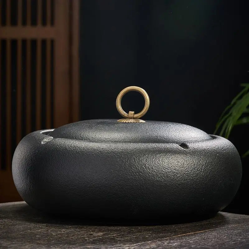 Creative Black Matte Ceramic Ashtray with Lid Indoor Wind & Ash Resistant Car Ashtray Portable Ceramic Ashtray Home Decoration