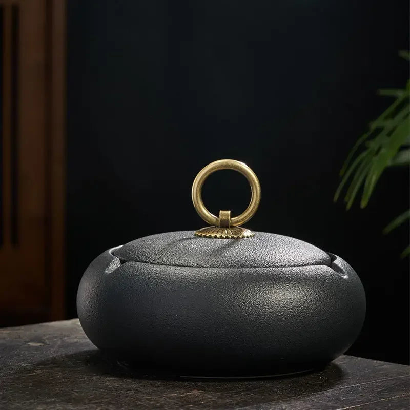 Creative Black Matte Ceramic Ashtray with Lid Indoor Wind & Ash Resistant Car Ashtray Portable Ceramic Ashtray Home Decoration
