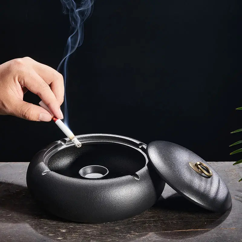 Creative Black Matte Ceramic Ashtray with Lid Indoor Wind & Ash Resistant Car Ashtray Portable Ceramic Ashtray Home Decoration