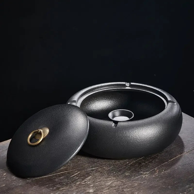 Creative Black Matte Ceramic Ashtray with Lid Indoor Wind & Ash Resistant Car Ashtray Portable Ceramic Ashtray Home Decoration