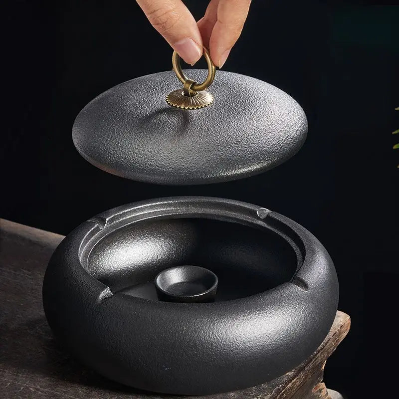 Creative Black Matte Ceramic Ashtray with Lid Indoor Wind & Ash Resistant Car Ashtray Portable Ceramic Ashtray Home Decoration