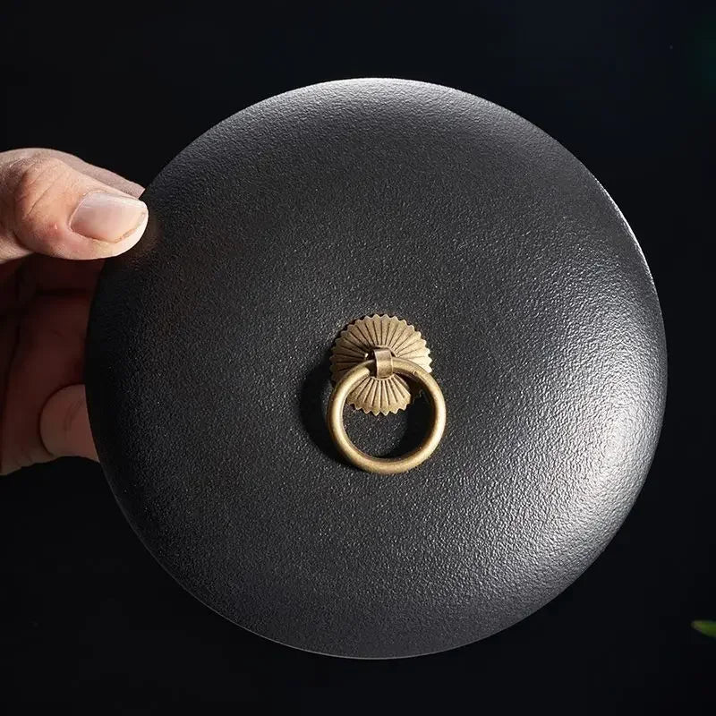 Creative Black Matte Ceramic Ashtray with Lid Indoor Wind & Ash Resistant Car Ashtray Portable Ceramic Ashtray Home Decoration